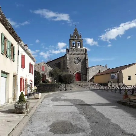Au Village